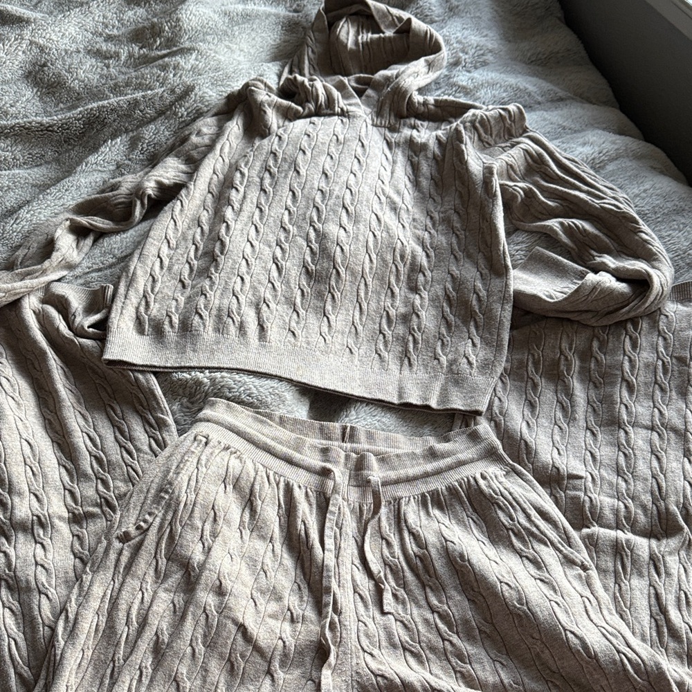 Uniqlo Beige Knit Sweater